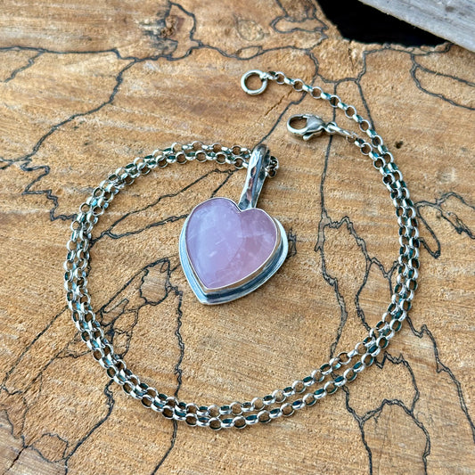 ❤️ Heart Shaped Rose Quartz Necklace 3